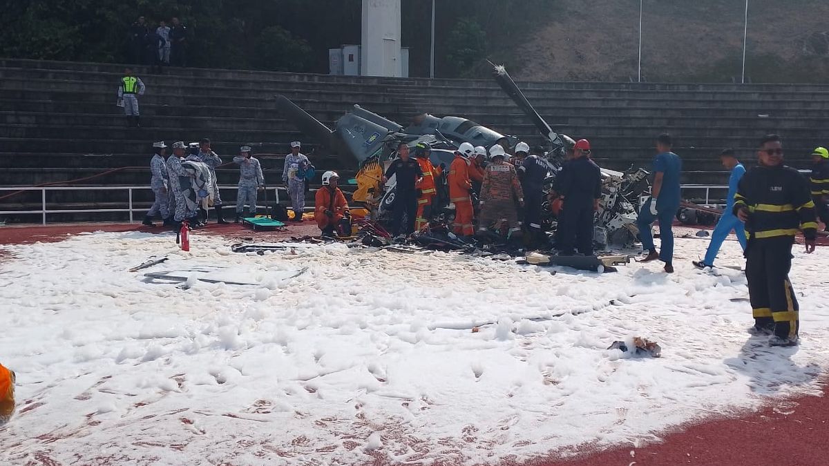 Malaysian navy helicopters collide in mid-air
PERAK, MALAYSIA - APRIL 23: (----EDITORIAL USE ONLY - MANDATORY CREDIT - 'FIRE AND RESCUE DEPARTMENT OF MALAYSIA (FRDM) / HANDOUT' - NO MARKETING NO ADVERTISING CAMPAIGNS - DISTRIBUTED AS A SERVICE TO CLIENTS----) Emergency personnel work at the site of helicopter crash in Lumut, Perak, Malaysia on April 23, 2024. Two Malaysian navy helicopters collided in mid-air during a rehearsal for a naval parade and all 10 crews involved have been confirmed dead by KKM medical officers. (Photo by Fire and Rescue Department of Malaysia / Handout/Anadolu via Getty Images)
Anadolu
collision, emergency personnel, lumut, malaysian navy helicopters, mid air, navy helicopters, perak