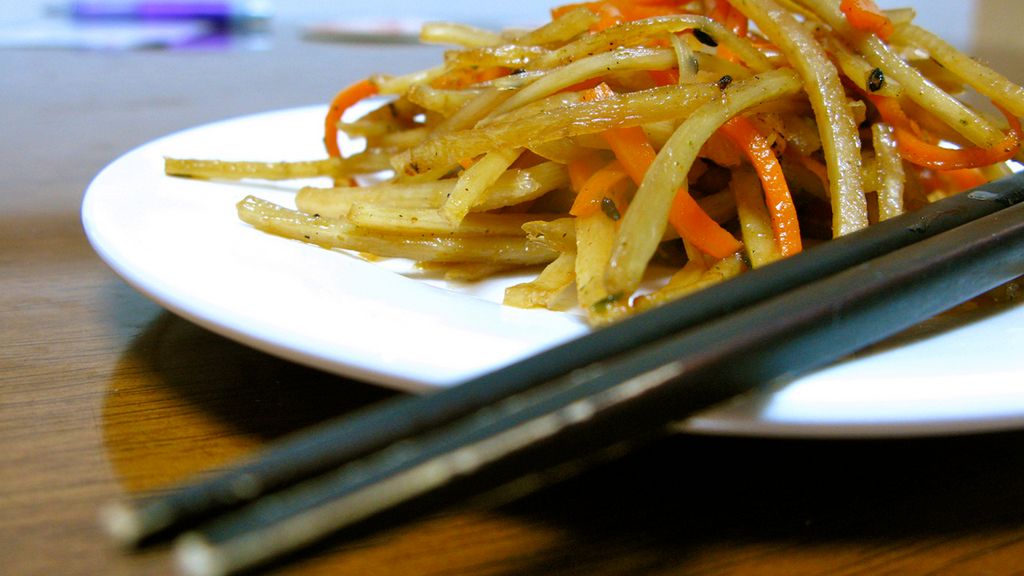 Gotowany korzeń łopianu z dodatkiem soli, odsączony