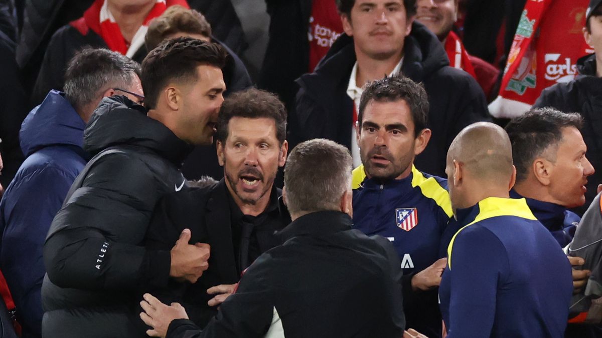 Getty Images / Marc Atkins / Simeone odciągany od kibiców