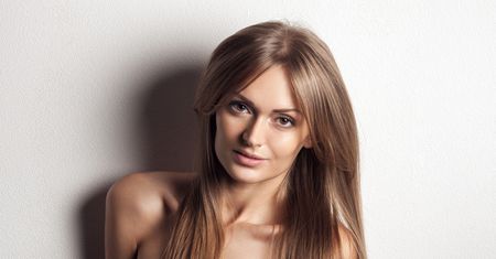Komu najbardziej pasuje grzywka na boki? Wciąż modna curtain bang to hit sezonu