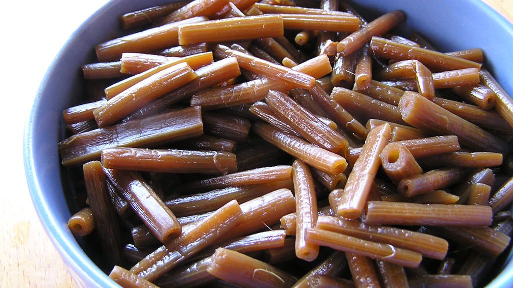 Gotowany lepiężnik z dodatkiem soli, odsączony