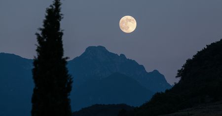 Chińczycy polecieli w kosmos. Tajna misja na Księżycu