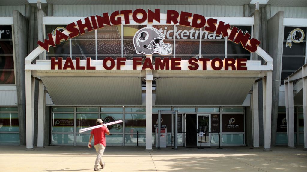 Zdjęcie okładkowe artykułu: Getty Images / Chip Somodevilla / Byłe pracownice Washington Redskins wniosły oskarżenie o molestowanie