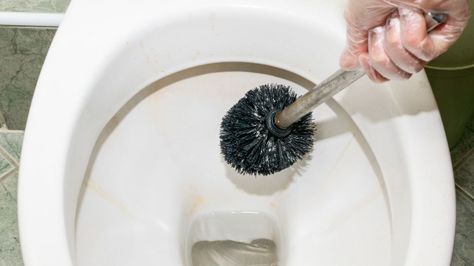 Domowe sposoby na kamień i żółty osad w toalecie 