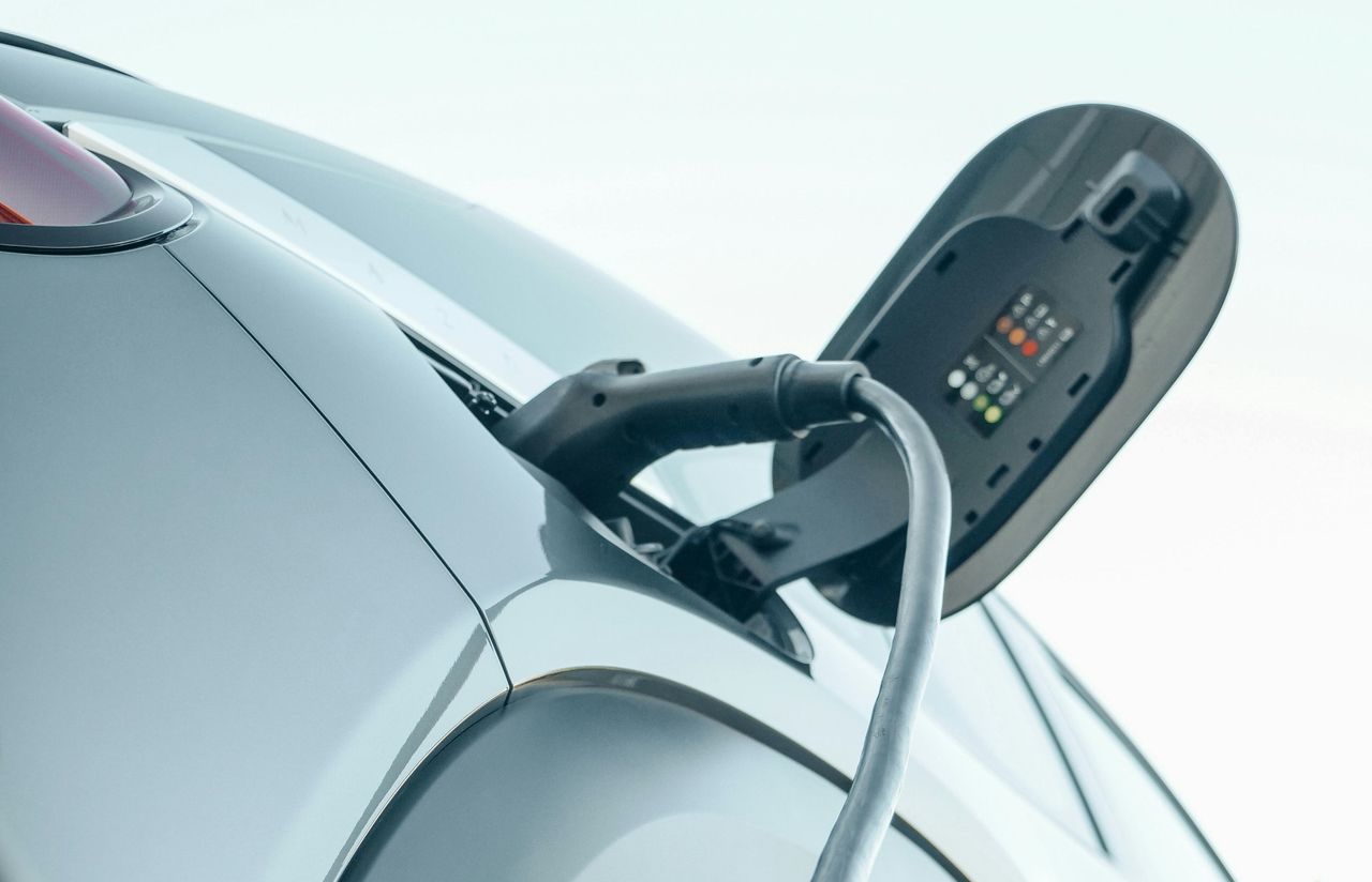 Polacy przesiadają się do elektryków. To może być historyczny rok