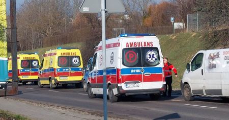 Najechanie na tył. Kolizja trzech aut na ul. Wojciechowskiej. Sprawca nie miał prawa jazdy
