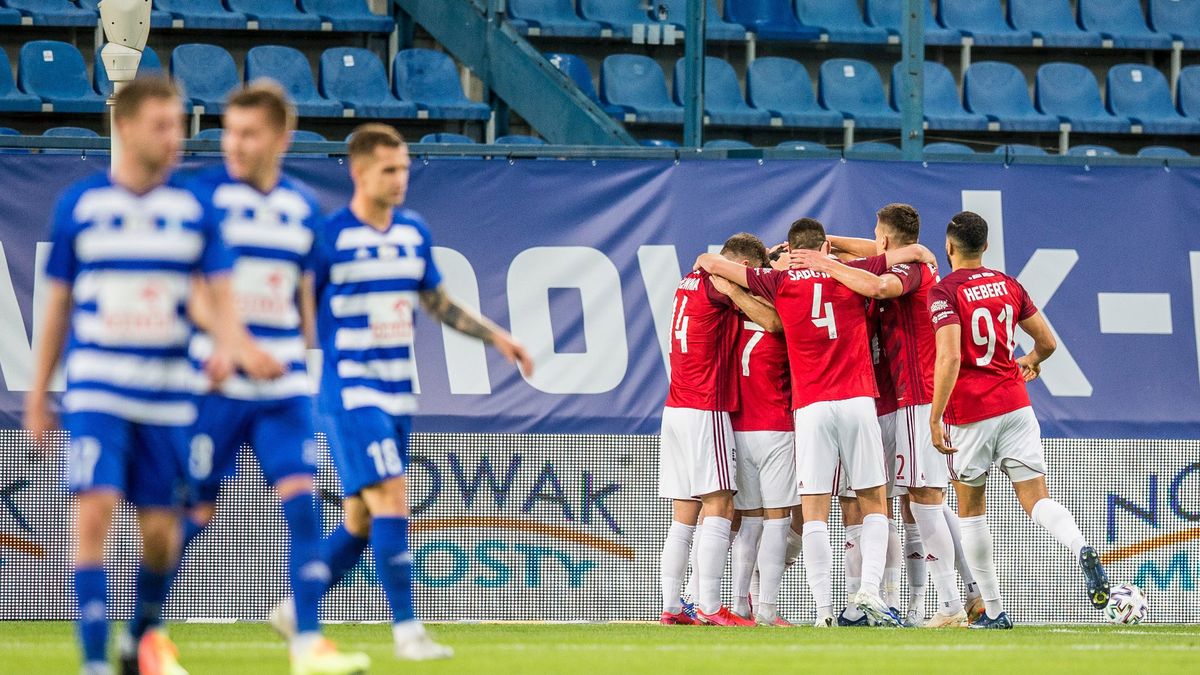 Newspix / Jakub Gruca / Na zdjęciu: piłkarze Wisły Kraków