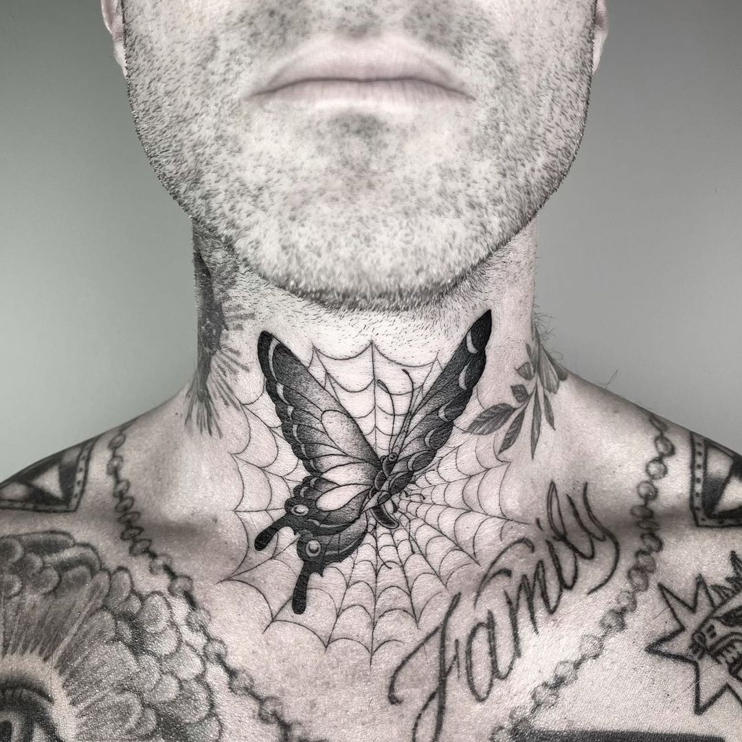 Adam Levine. Zrobił sobie tatuaż na twarzy! Fot. Instagram