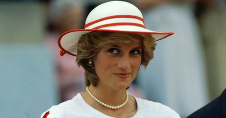 Diana kochała go nad życie. Co dzieje się z Hasnatem Khanem?