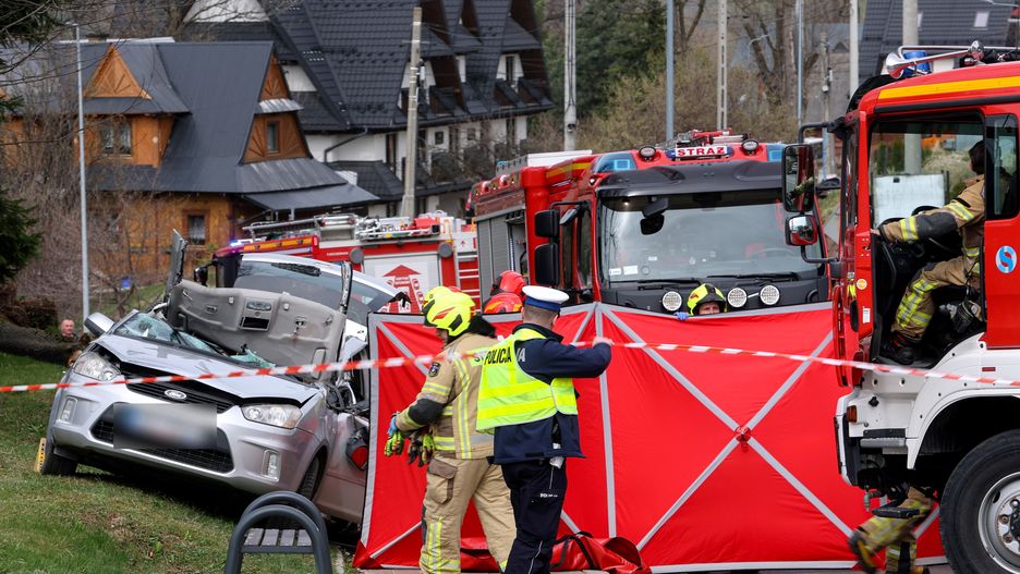 Zakopane, 01.04.2024. Silny podmuch wiatru na zakopiańskiej Olczy powalił, 1 bm. drzewo na samochód, którym jechała młoda kobieta. Poszkodowanej nie udało się uratować. (aldg) PAP/Grzegorz Momot***Zdjęcie do depeszy PAP pt. "Zakopane/ Drzewo przewróciło się na jadący samochód; zginęła młoda kobieta" ***