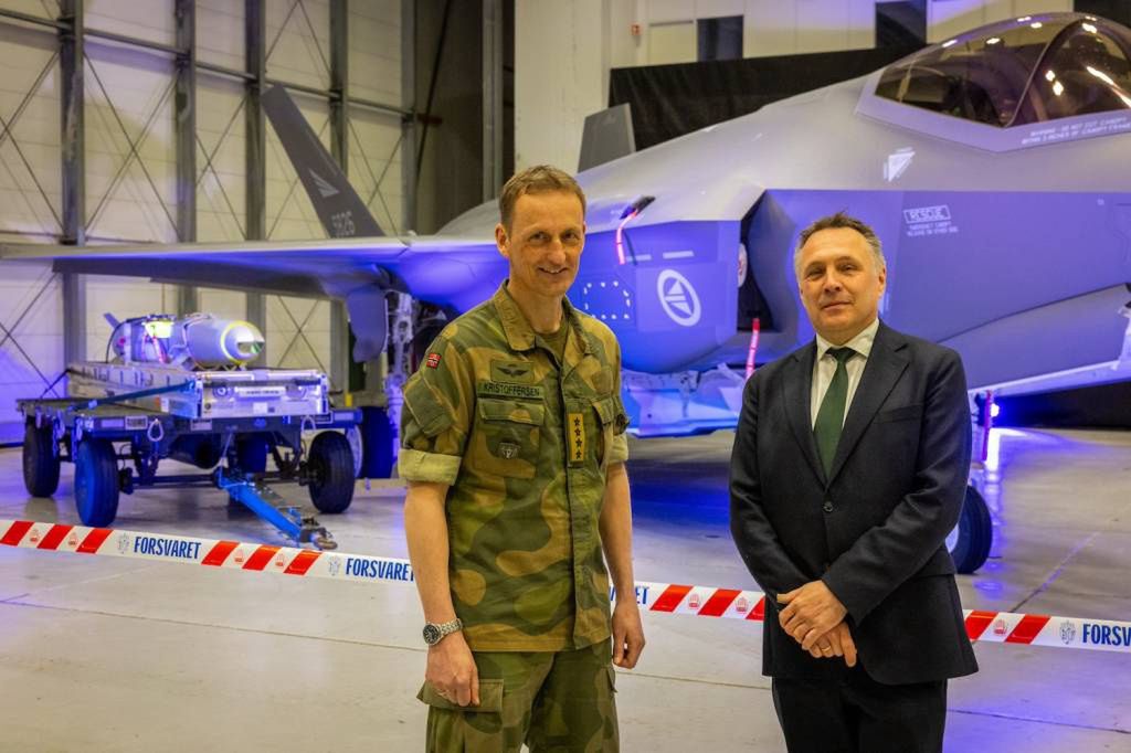 Minister obrony Norwegii Tore Sandvik przed F-35, a w tle pod skrzydłem widoczny pocisk JSM