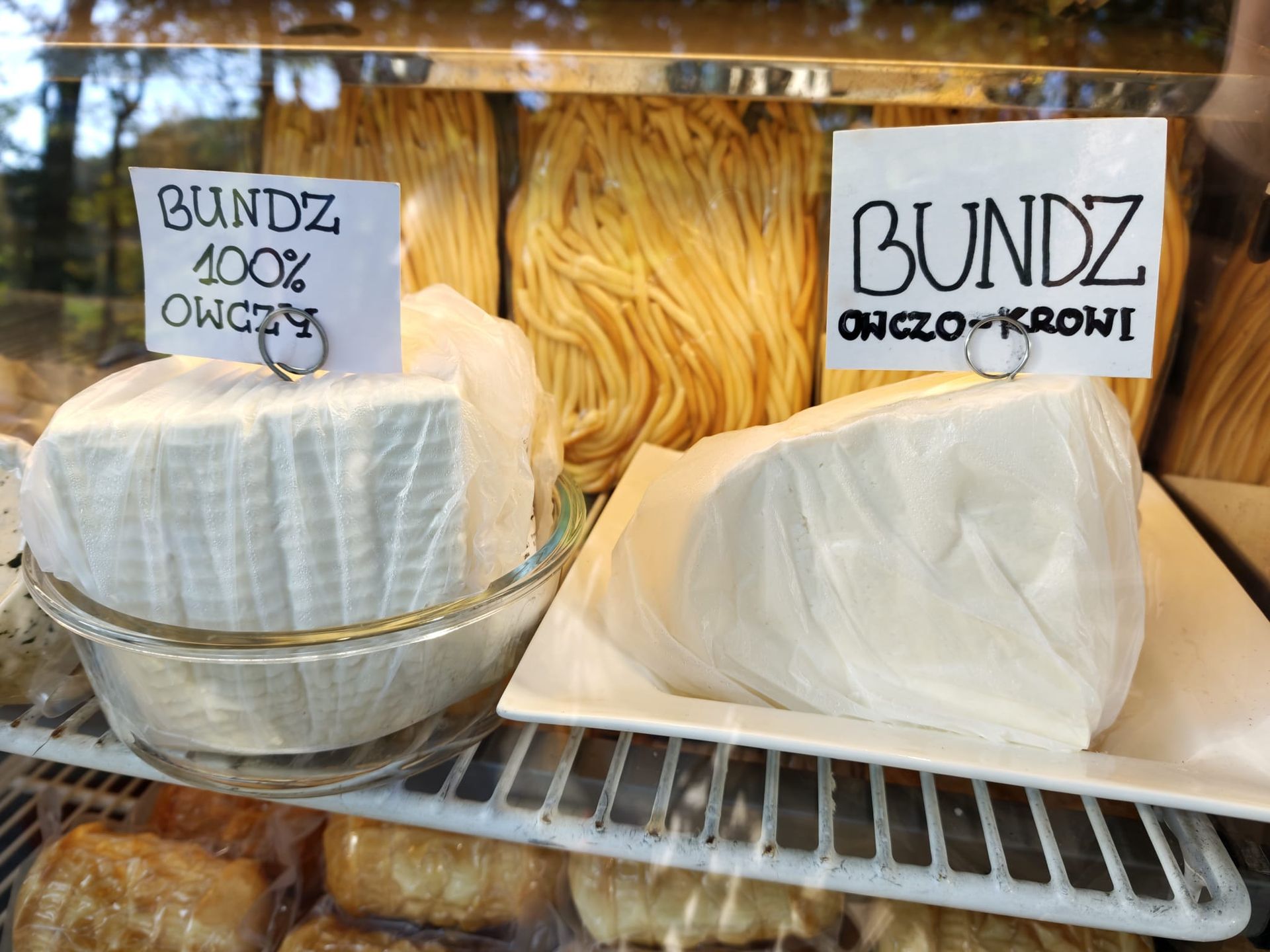 Bundz to kremowy serek owczy lub owczo-krowi