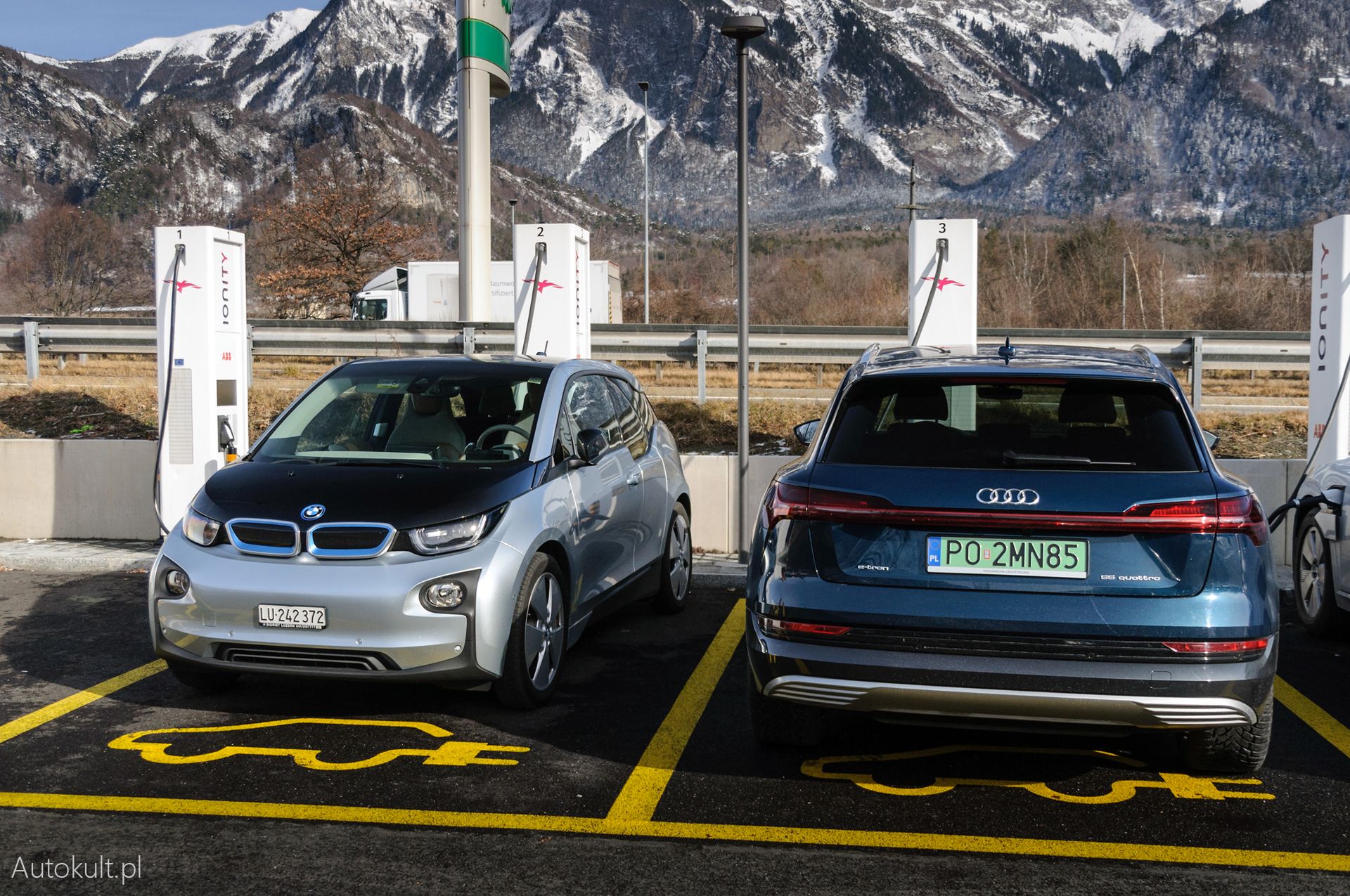 Na Ionity mogą ładować się auta wielu marek. Tutaj: BMW i Aud, czyli marek zrzeszonych. Sieć dopuszcza jednak również auta marek, które nie należą do Ionity.