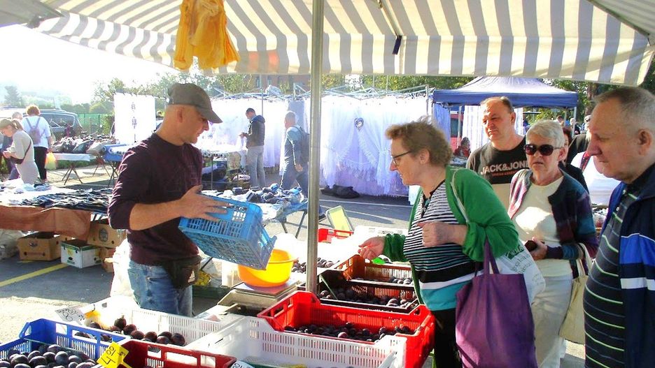 Dorodne śliwki obrodziły w sadzie rodziny Grzelaków w Wielowsi koło Pakości. Oferowano je na targowisku