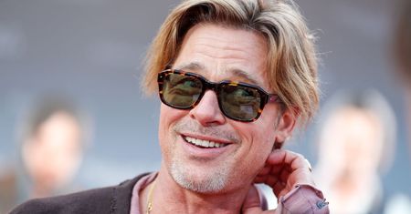 Brad Pitt na premierę przyszedł w spódnicy. Jak wyglądał?