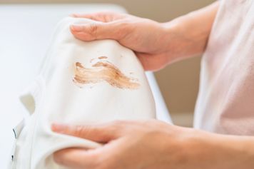 Najlepsze triki na plamy. Dobierz do rodzaju zabrudzenia, a nie będzie śladu