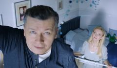 Pytania Olgi Borys do Wojciecha Majchrzaka reklamują ubezpieczenia w Aegon (wideo)