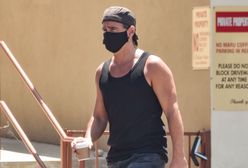 Napakowany Colin Farrell spaceruje po LA. Szybka kawa w czasie pandemii