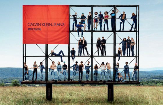 Calvin Klein zamierza zrezygnować z reklam w magazynach, stawia na komunikację w internecie. Eksperci: ciekawy eksperyment