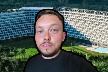 Książulo na tle Hotelu Gołębiewski w Pobierowie