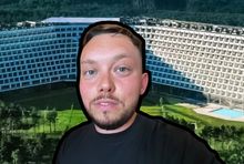 Książulo na tle Hotelu Gołębiewski w Pobierowie