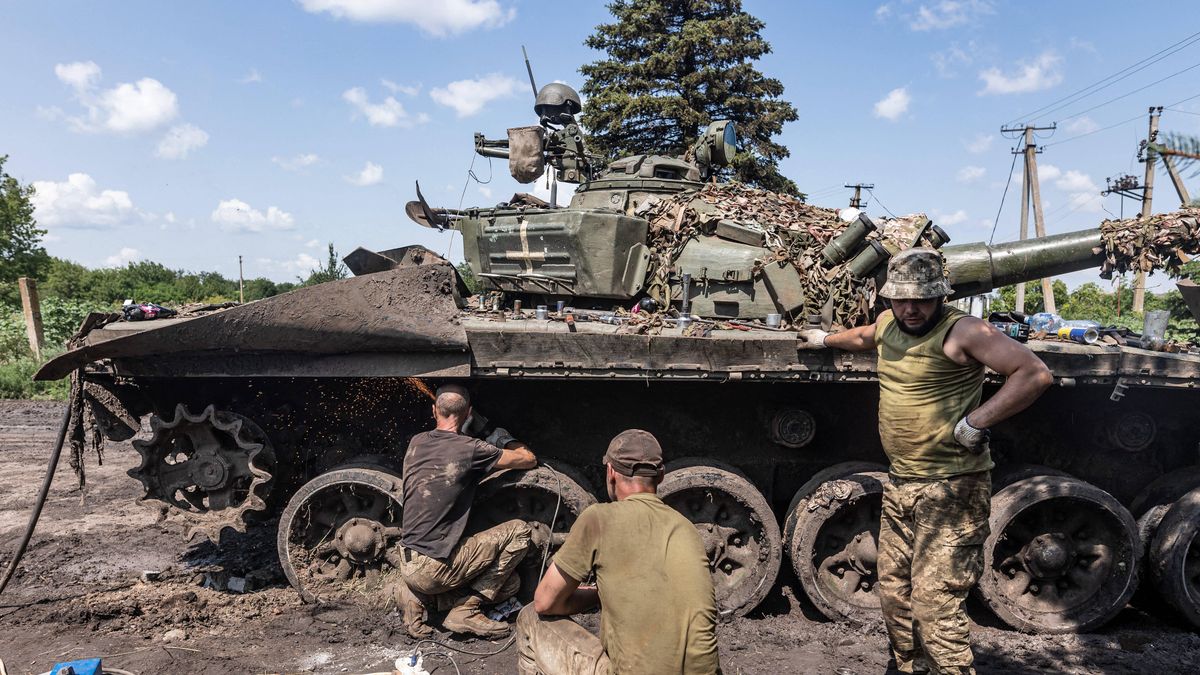 Military mobility of 72nd Brigade in Donetsk Oblast
DONETSK OBLAST, UKRAINE - JULY 15: Ukrainian soldiers of the 72nd Brigade repair a T-72 tank captured from the Russian army, in the direction of Vuhledar village in Donetsk Oblast, Ukraine, July 15, 2023. Diego Herrera Carcedo / Anadolu Agency/ABACAPRESS.COM 
Dostawca: PAP/Abaca
AA/ABACA
2023, 72nd Brigade, Donetsk Oblast, July, military mobility, soldier, T-72 tank, Ukraine, Ukrainian soldier, Vuhledar village, agresja Rosji, armia ukrai�ska, atak Rosji na Ukrain�, inwazja, inwazja rosyjska, konflikt zbrojny, rosyjska, rosyjski, sytuacja w Ukrainie, Ukrai�cy, uzbrojenie, Wojna na Ukrainie, wojna w Ukrainie, wojsko ukrai�skie, wok� Ukrainy, �o�nierze ukrai�scy