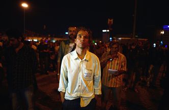 Tureccy demonstranci zmienili taktykę. Teraz milczą i stoją bez ruchu