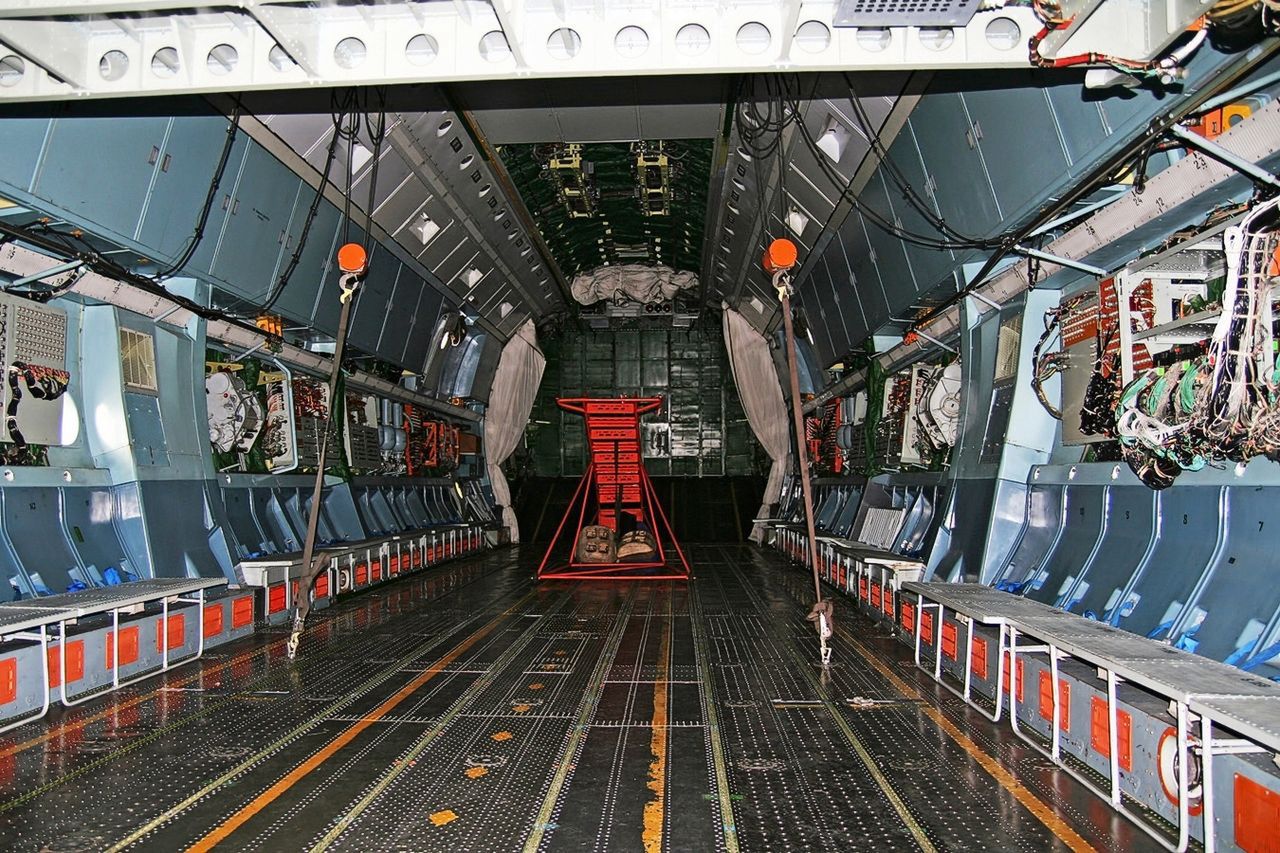 Samolot transportowy An-70 - wnętrze ładowni
