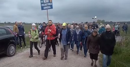 Pielgrzymka na Jasną Górę zatrzymana przez policję. Ludzie uciekali przez pola
