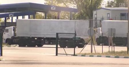 Ukraina: niektóre z rosyjskich ciężarówek z pomocą przechodzą odprawę celną