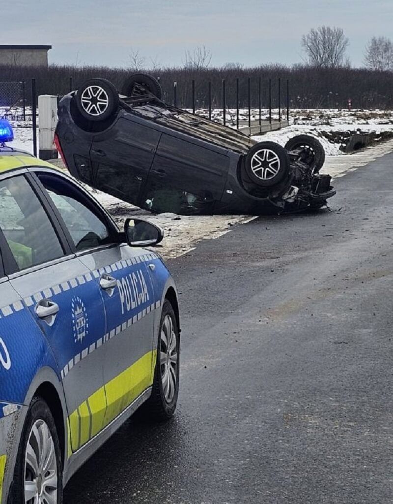 Auto dachowało na oblodzonej drodze