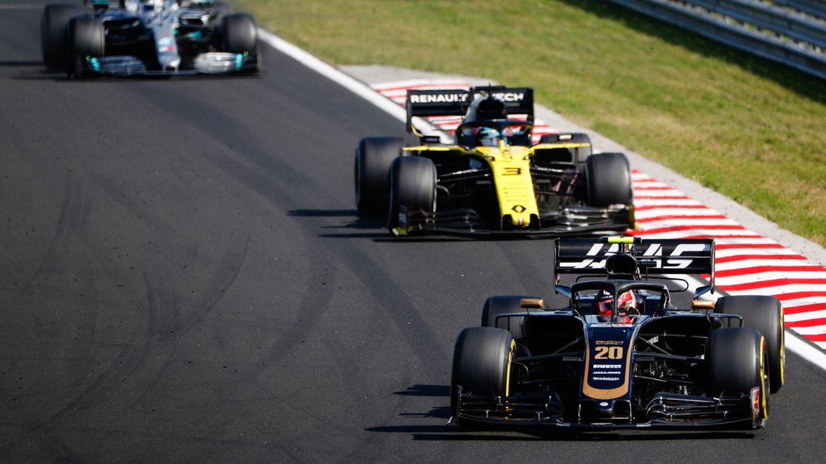 Materiały prasowe / Haas / Na zdjęciu: Kevin Magnussen przed Danielem Ricciardo