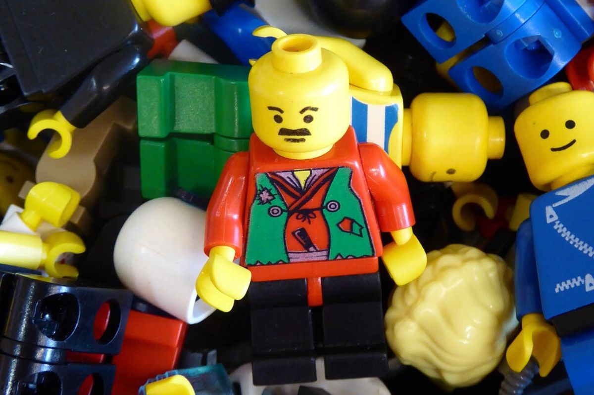 Figurki LEGO mają otwór na szczycie głowy. To nie przypadek