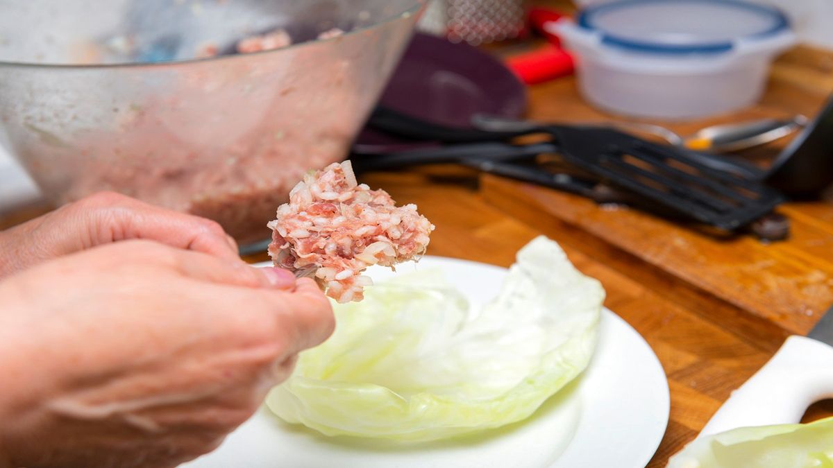 Gotowanie ryżu na gołąbki pod pierzynką. Fot. AdobeStock