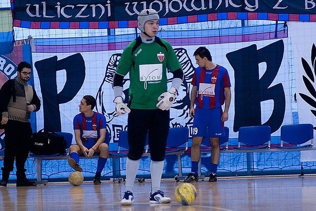 Mateusz Mika w specjalnie przygotowanym dla niego kasku ochronnym