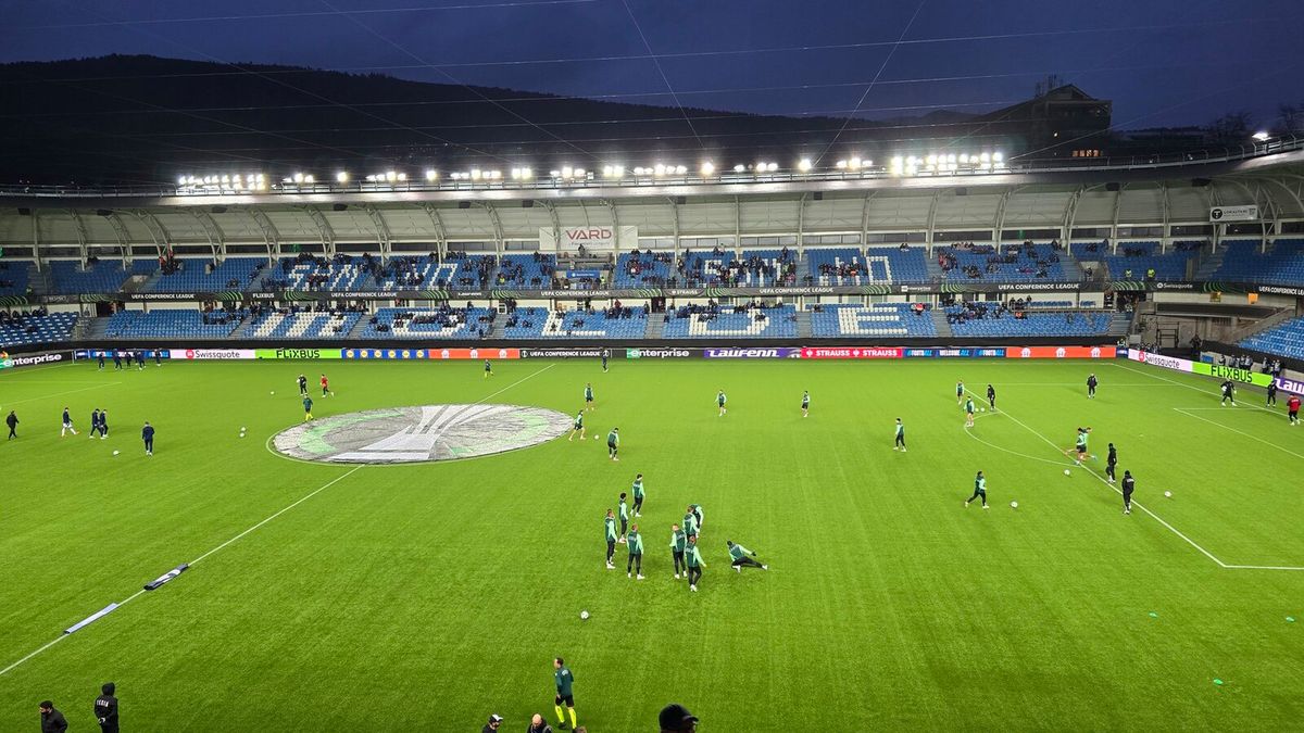 Twitter / Piotr Koźmiński / puste trybuny na stadionie FK Molde