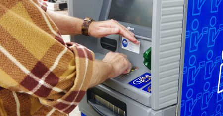 Lepiej wypłać gotówkę. Pięć banków będzie miało przerwę