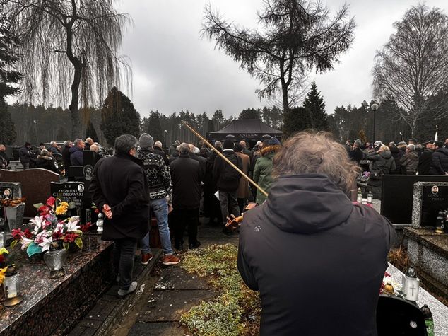 Swoje wieńce na grobie Macieja Petruczenko złożyli przedstawiciele PZPN, PZLA, AZS, a także przedstawiciele mediów, a także bliscy dziennikarza