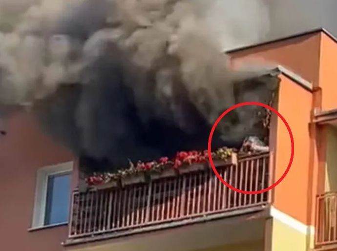 Pożar i dym na balkonie