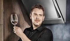 Wojciech Modest Amaro reklamuje urządzenia kuchenne Samsunga