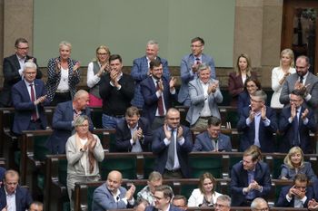 Roszady ławach poselskich PiS. Kto zastąpi odchodzących do KPRP?
