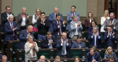 Roszady w ławach poselskich PiS. Kto zastąpi odchodzących do KPRP?