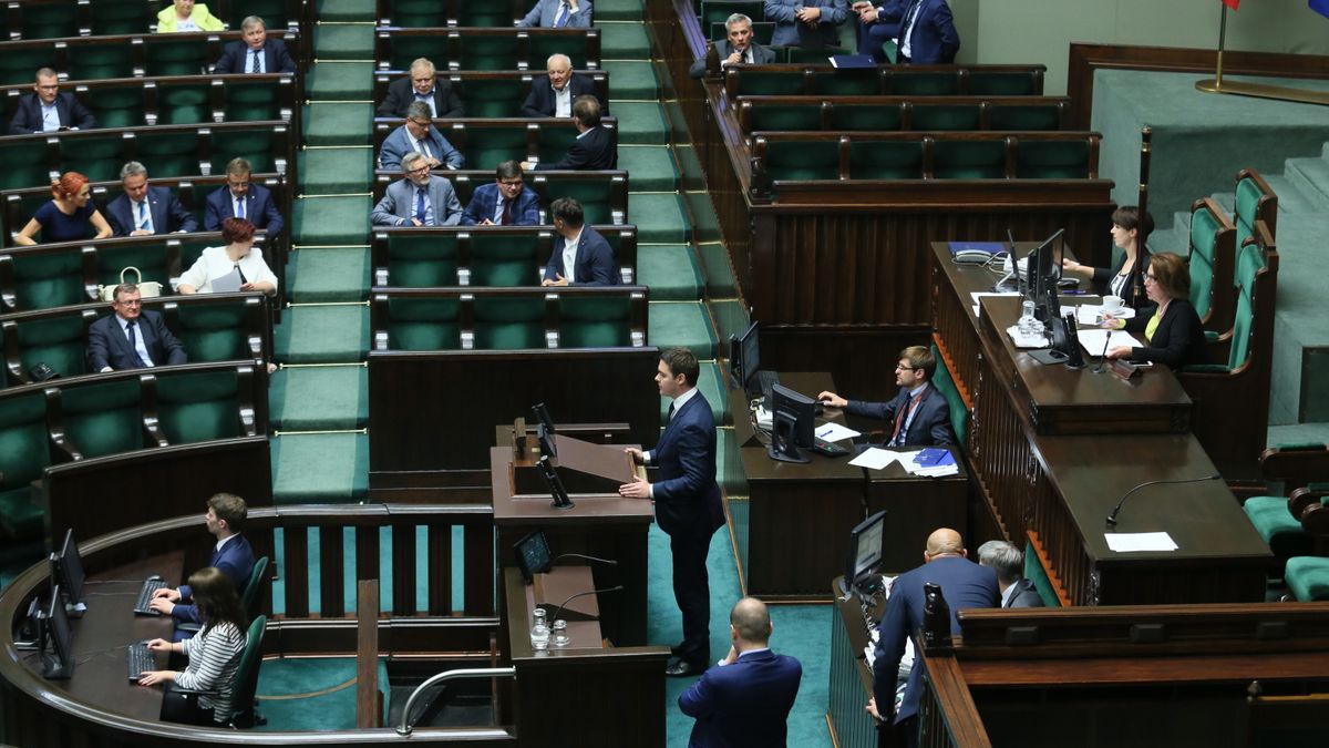 Na zdjęciu poseł Łukasz Rzepecki, krytykujący z sejmowej mównicy projekt opłaty paliwowej