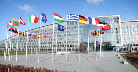Polska przeprowadzi szczepienia urzędników z NATO. Dzięki temu ma odbyć się szczyt