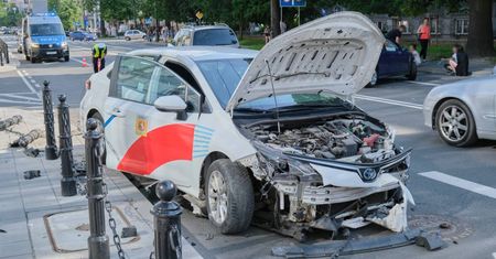 Skręcał w ul. Sądową, nie ustąpił pierwszeństwa toyocie. Uszkodzone zostały trzy auta