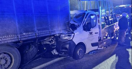 Wypadek na A2. Ciężarówka wlokła pojazd autostradą