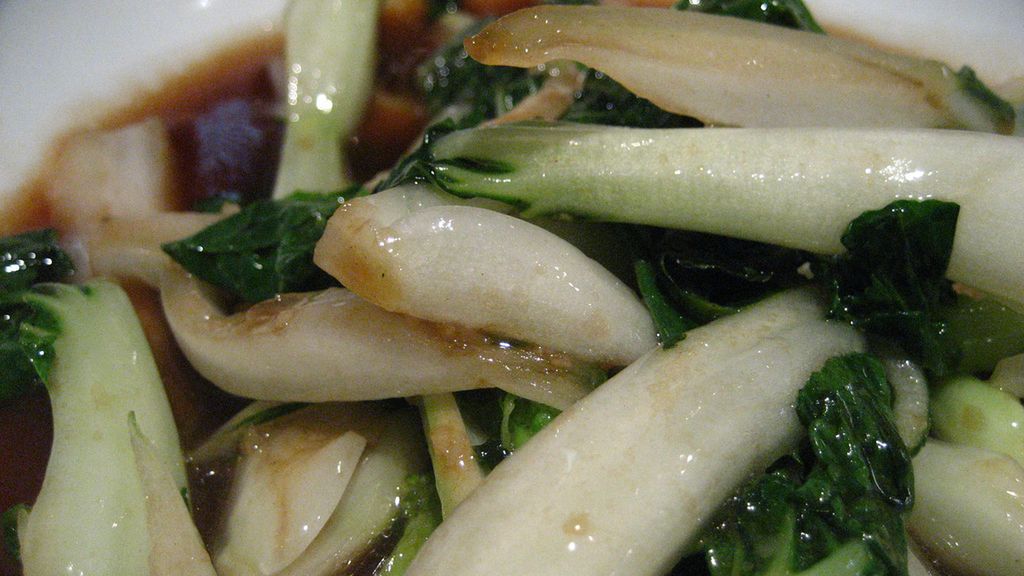 Gotowana kapusta chińska (pak-choi) z dodatkiem soli, odsączona