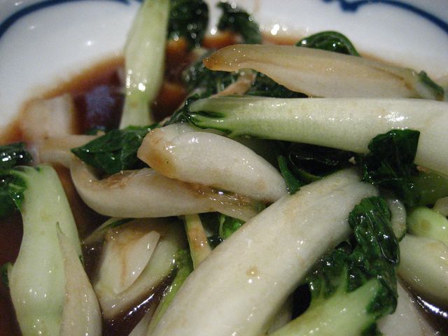 Gotowana kapusta chińska (pak-choi) z dodatkiem soli, odsączona