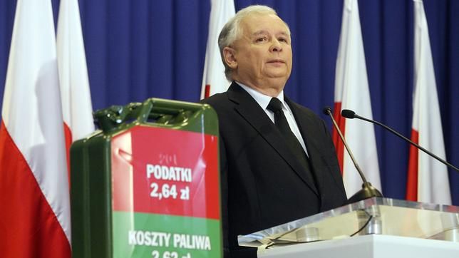 12 sierpnia 2011 roku Jarosław Kaczyński wytykał premierowi Tuskowi zbyt wysokie opodatkowanie benzyny.