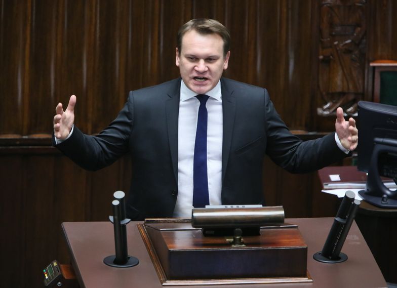 Poseł PiS: nie będzie podwyżki po wprowadzeniu opłaty paliwowej, bo Orlen i Lotos obniżą ceny.